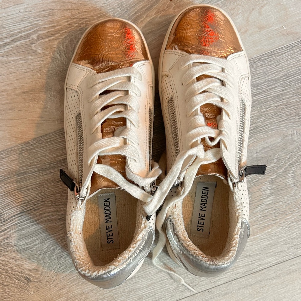 Zip on sneakers